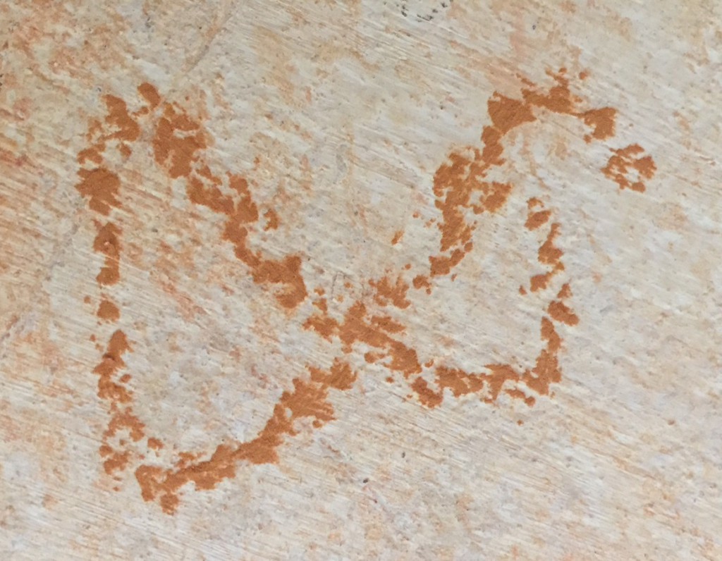 Il simbolo dell'infinito, tracciato su un muro della Trappa di Sordevolo